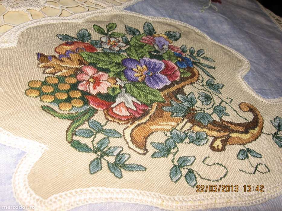 vand fata de masa cu macrame si goblenuri