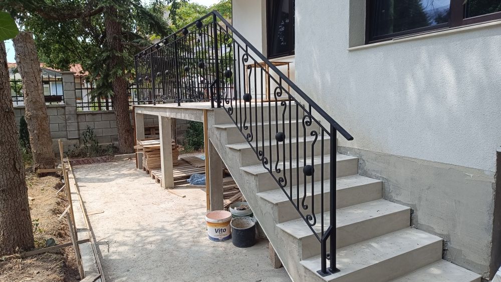 Плъзгащи врати,Парапет.Огради.Капаци за шахти идр..Оградии,Огради