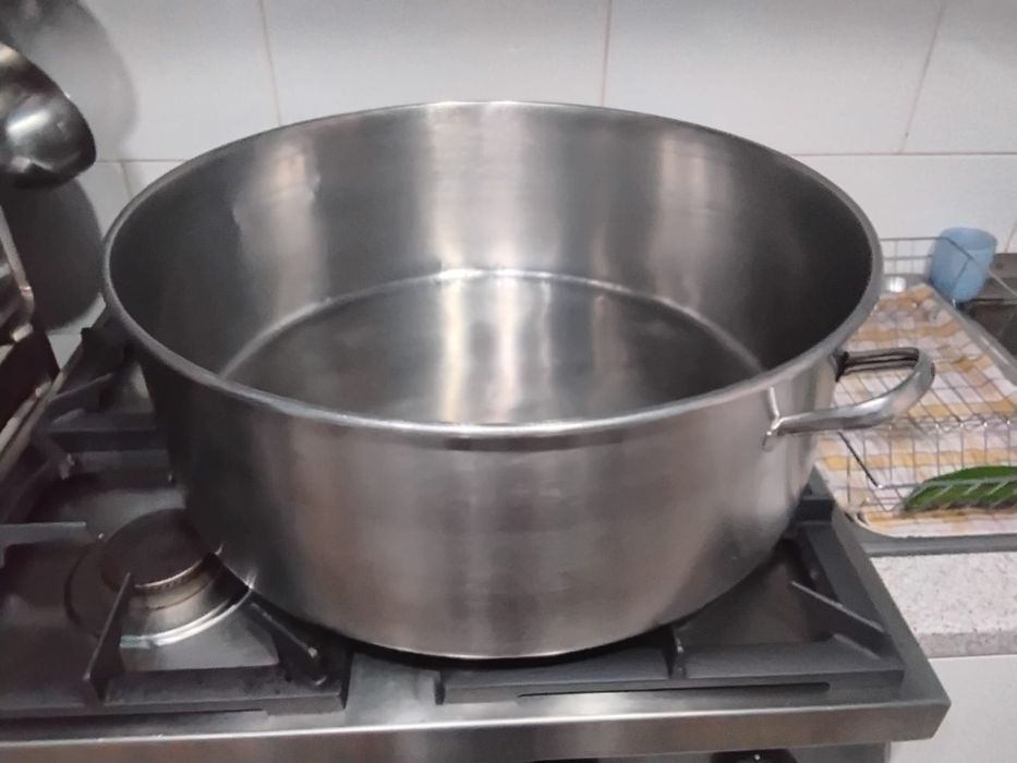 Vînd cratița inox cu capac  noua 50l  bonus un cuțit electric  din par