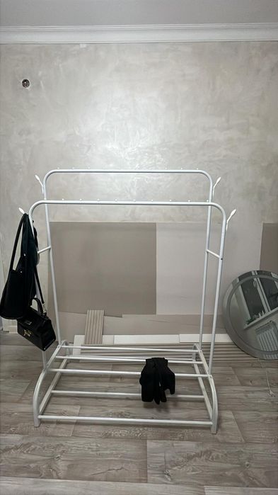 Унитаз,шкаф, вешалка