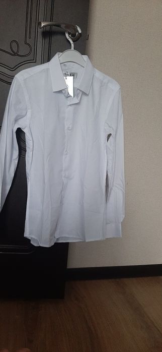 Рубашка школьная для мальчика примерно для 4 класса