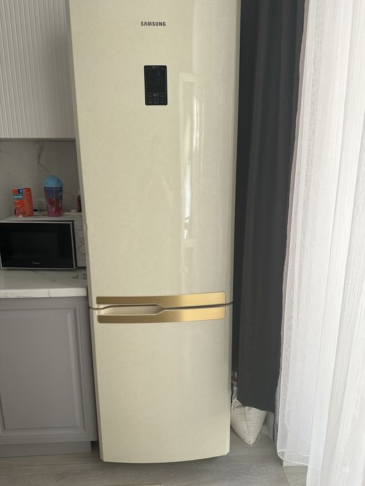 Продам холодильник молочного цвета