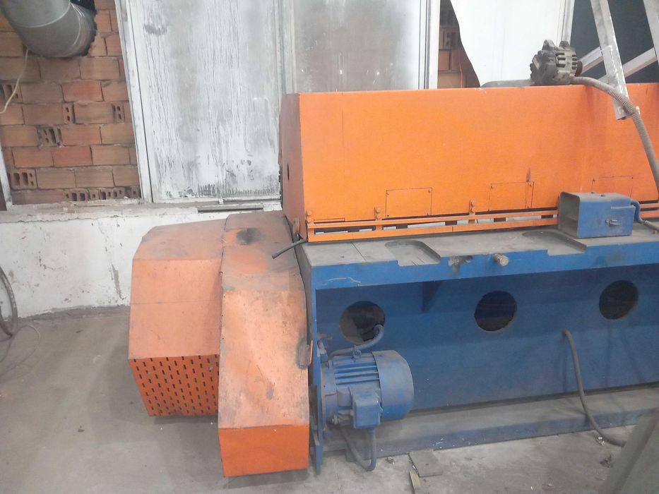 Гилотина за рязане на ламарина