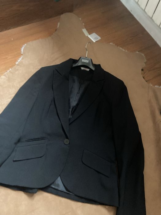 Sacou masura 42 negru fara urme de uzura model clasic se incheie cu na