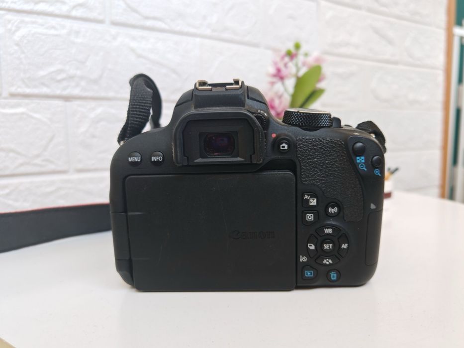 Canon EOS 800D + 18-55mm + 50mm f/1.8 STM + 10-18mm + ND10 филтър + чанта – 5000 кадъра