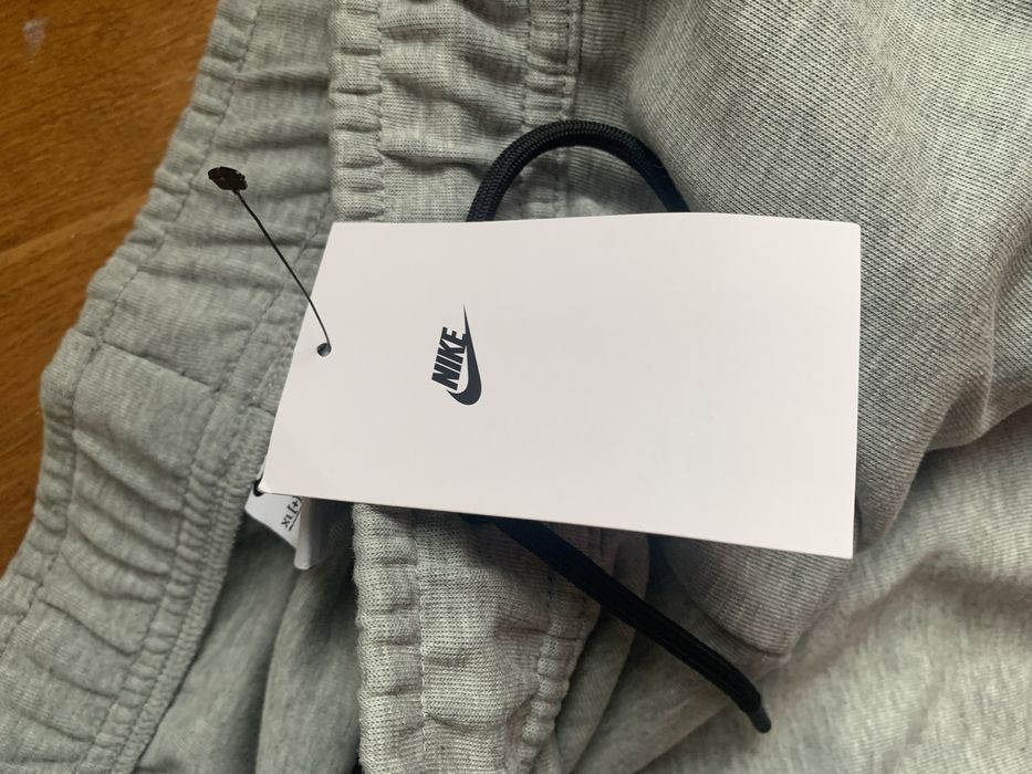 Vand pantaloni nike tech