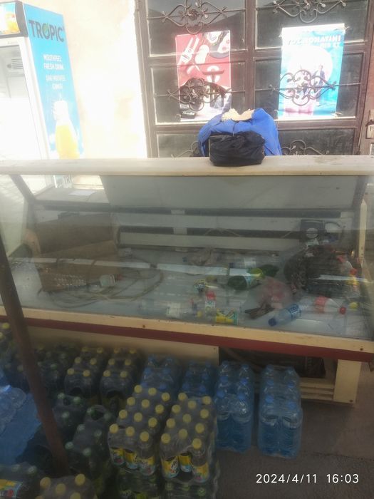 Marazenlik ishlab turibdi oynasi singan faqat