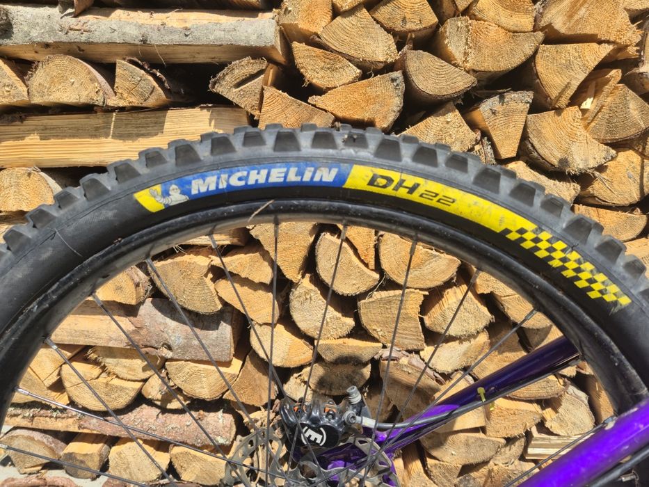 De vânzare anvelopă Michelin DH 22 pe dimensiunea 27.5" x 2.40 (61-584).