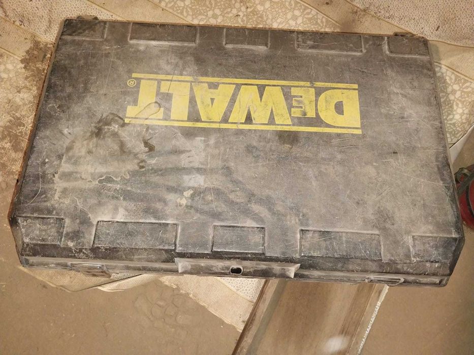 Продам перфоратор De Walt  D 25600K