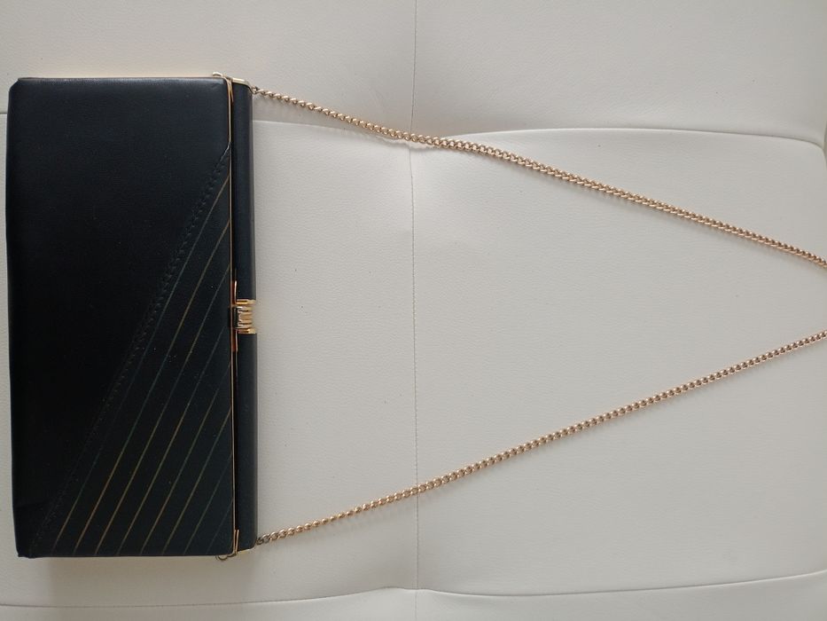 Vând poșetă plic , produs de calitate.