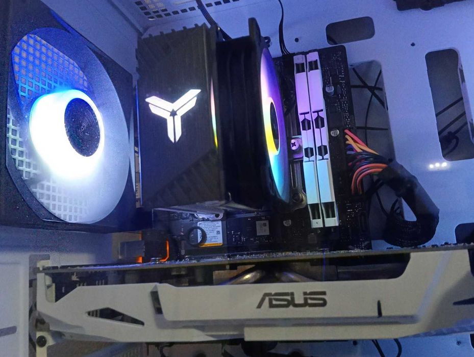 Геймърски компютър RX 480 / 16GB RAM / NVMe SSD / RGB