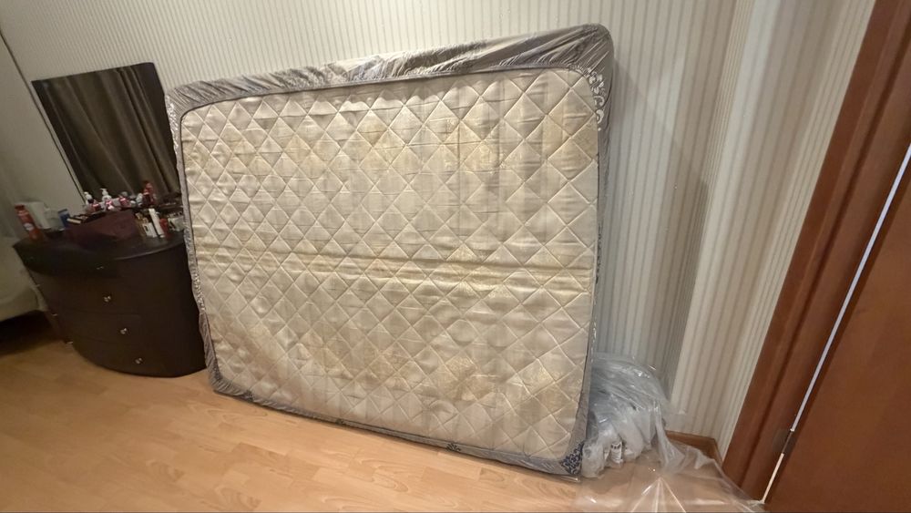 Матрас и Стол для кухни 10 000 б/у