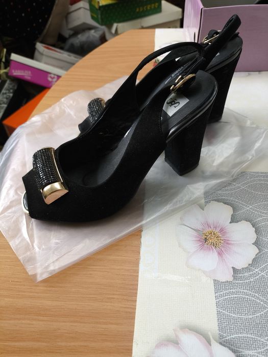 Продам босоножки