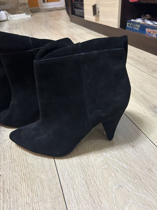 Черни ботуши над коляното