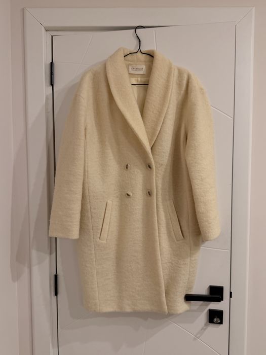 Бяло вълнено палто