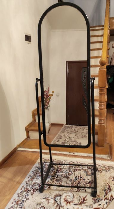 Зеркало напольное с металлической рамой и колесиками