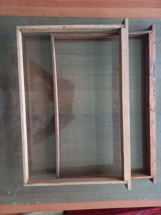 Рамки для пчелиных ульев.