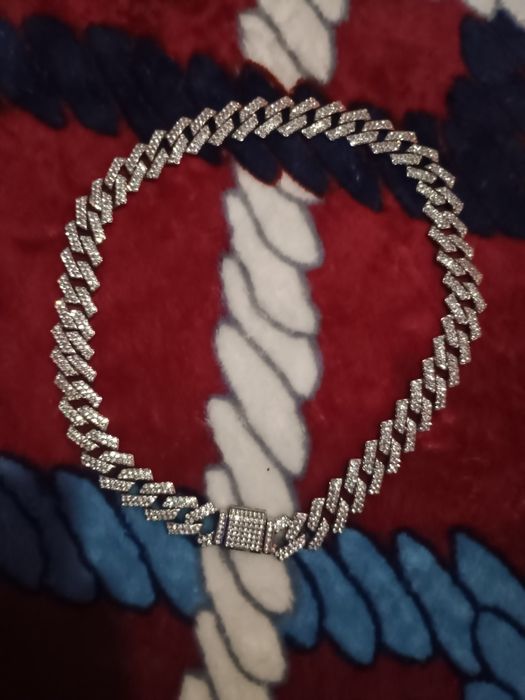 Vând lanțuri si brățări