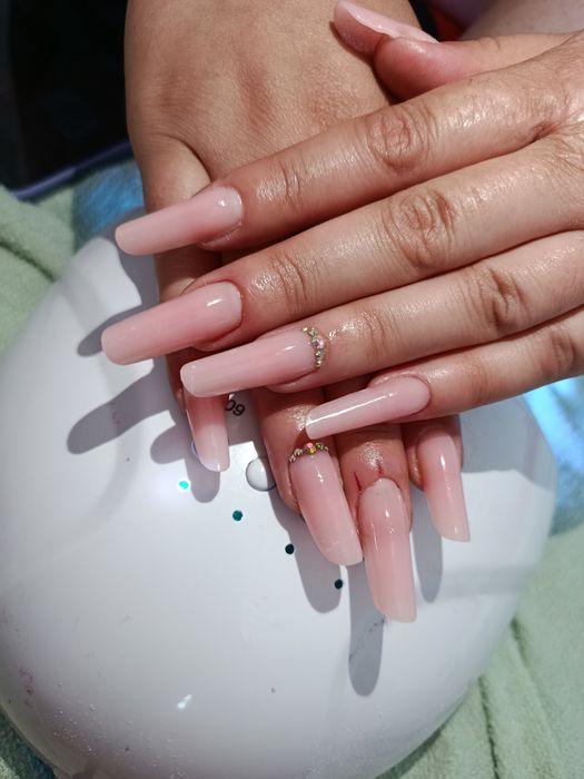 Machiaj, pensat, coafat, unghii ieftin