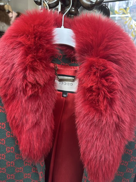 Продавам палто размер Л с яка естествена лисица в много добро състояни