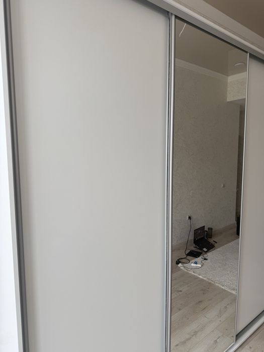 Шкаф белый с раздвижными дверьми