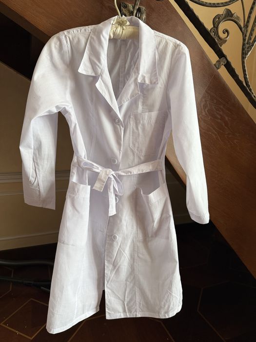 Белый медицинский халат