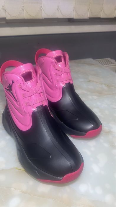 Jordan детски боти