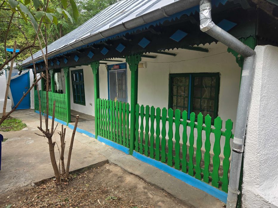 Vind casa taraneasca  linga Bucuresti  1000mp la 2 min de Lac