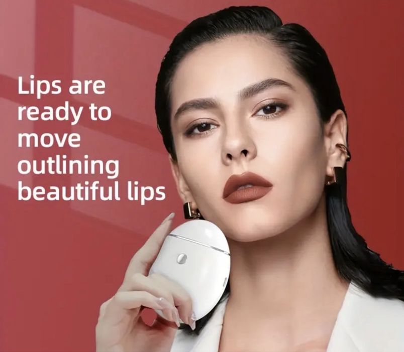 Чантичка с огледало и уред за уголемяване на устни