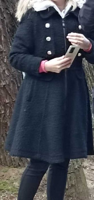 Lucy Черно разкроено палто с копчета