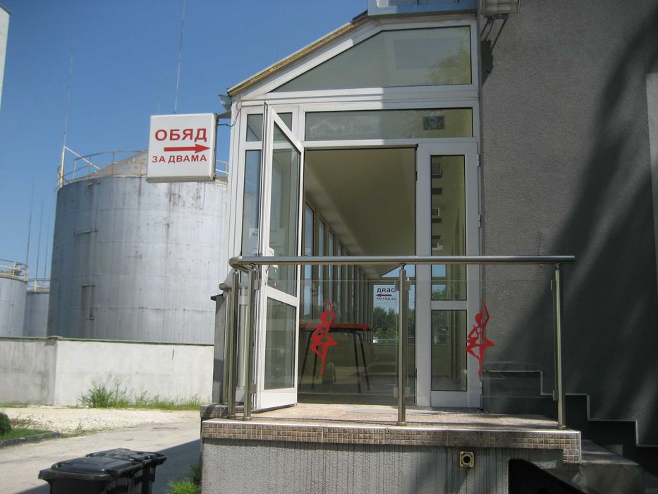 Дава се под наем Магазин в Плевен, Индустриална зона - 65 кв.м за 500 € - Снимка #2