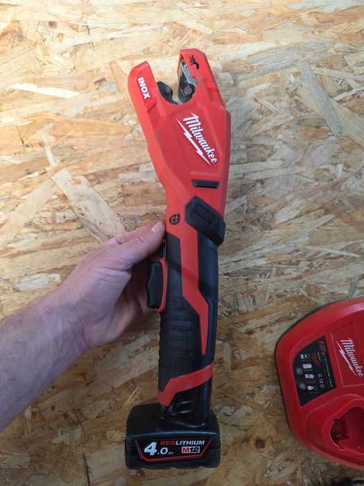 Masina Taiat Debitat Tevi Cupru Inox Instalatii Sanitare Milwaukee M12 PCSS Acumulator 12V Incarcator