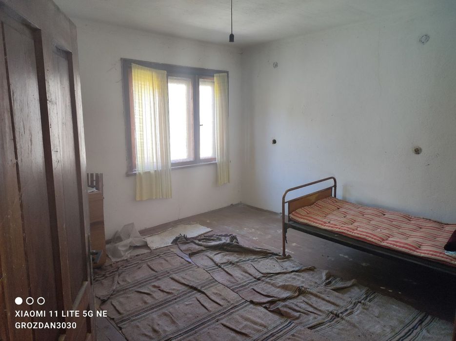 Къща с двор  спокойно място в полите на Стара планина