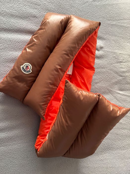 Fular Moncler, nepurtat, nou
