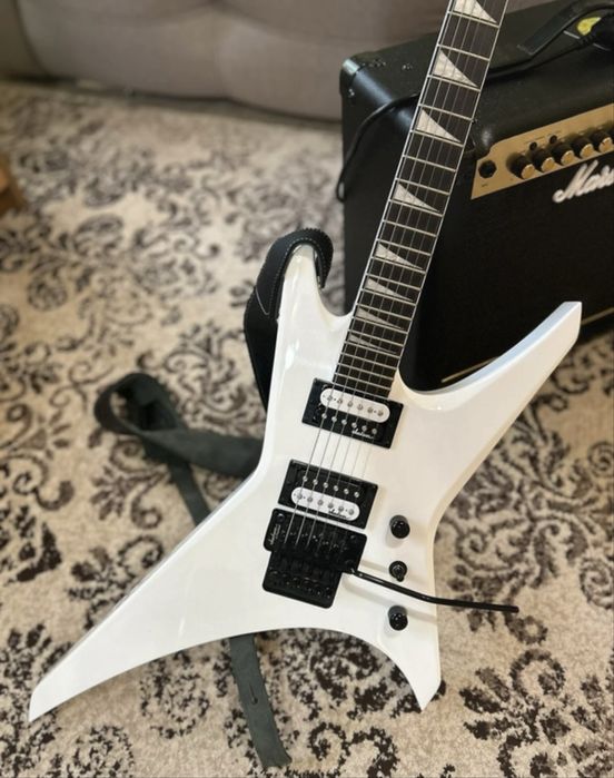 Chitara Jackson JS32 Kelly White + husă + curea + corzi noi