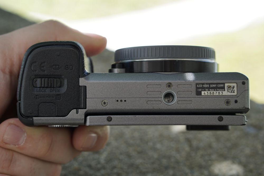 Sony A6000 (Silver Black Edition)