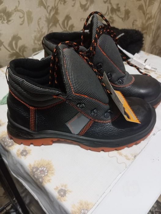Продам новые летнии рабочие ботинки