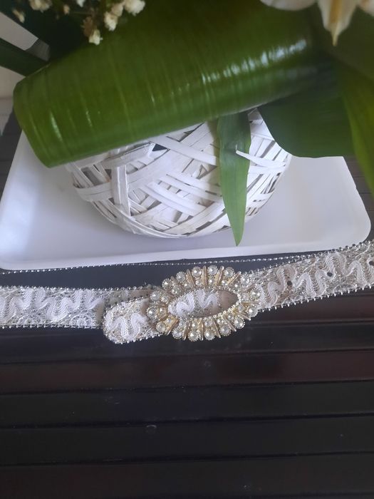 Deosebita curea din dantela argintie