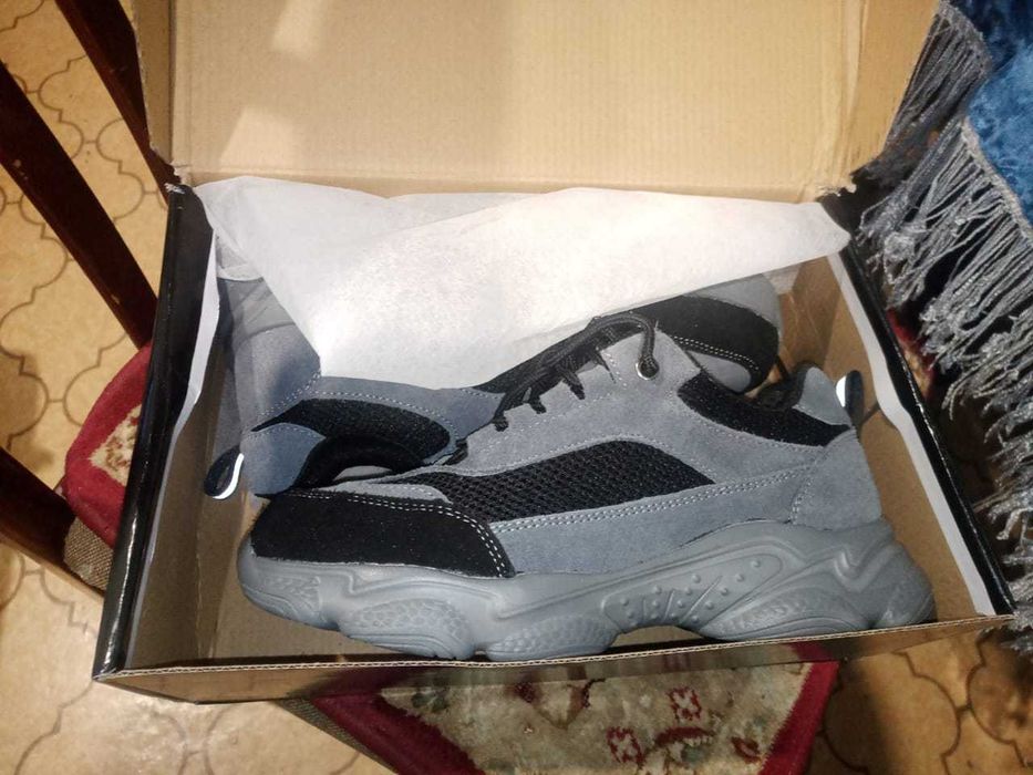 Лёгкие удобные кроссовки.