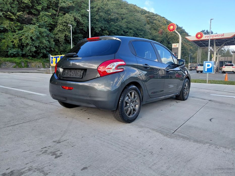 Peugeut 208 1,2 benzina 102 cai  an 2015 Navigație/clima/Incalzire scaune /pilot
Masina este adusa recent in tara