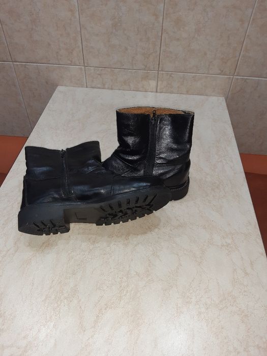 Cizme pentru bărbați din piele naturală.