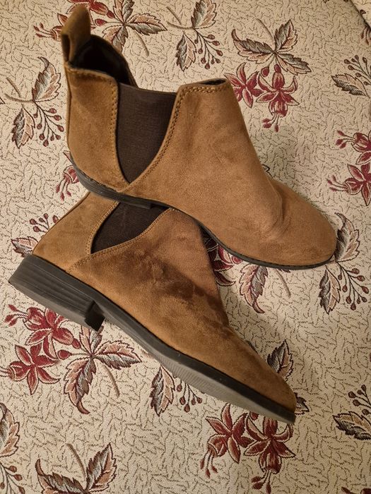 Дамски боти на символични цени