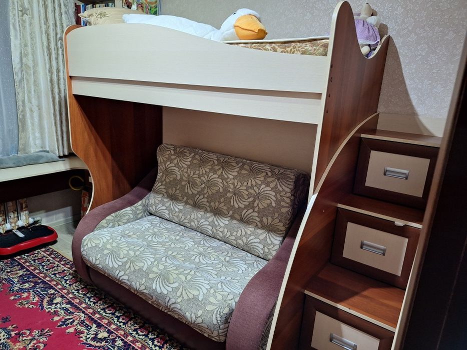 Продам двухярусную кровать с диваном