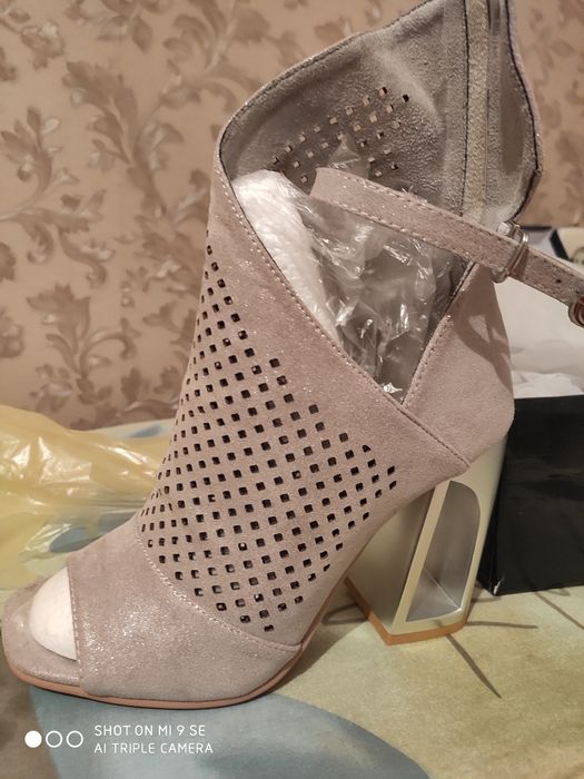 Продам босоножки