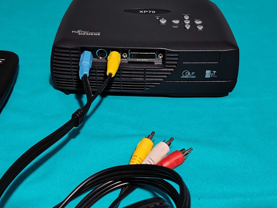 Fujitsu Siemens XP70 PROIECTOR cu telecomanda