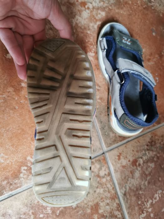 Sandale copii, comode, cu arici – stare bună
