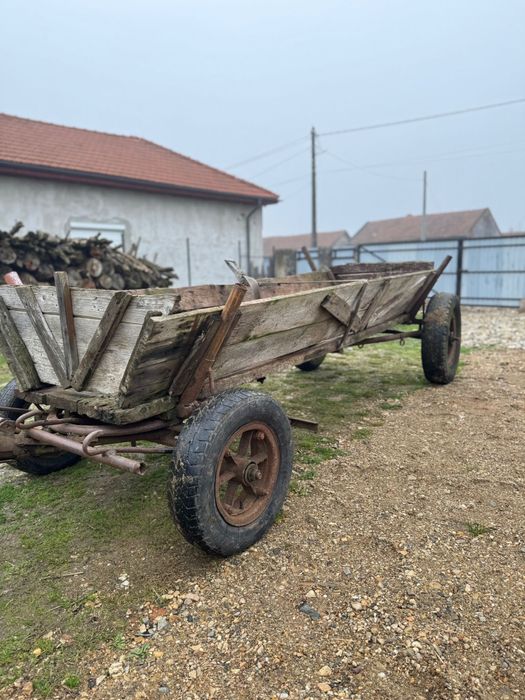 Vand 2 carute  stare buna pentru tractor sau cai
