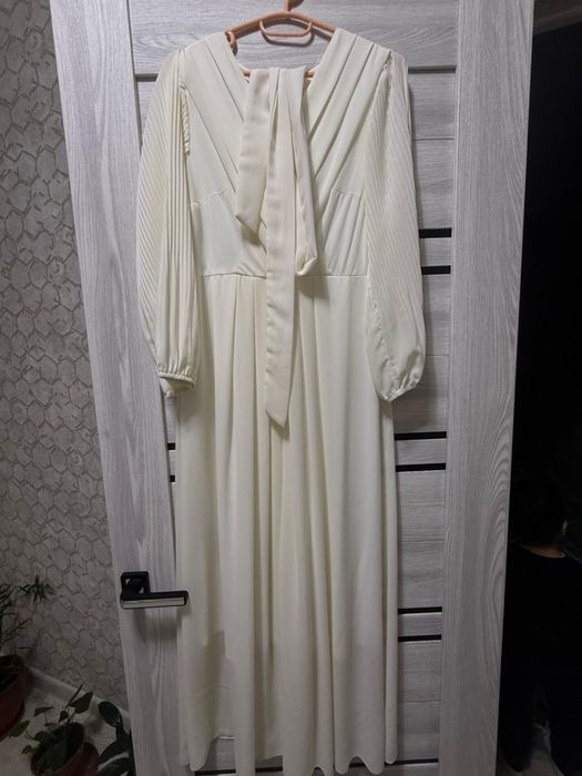 Продам платье цвет айвори