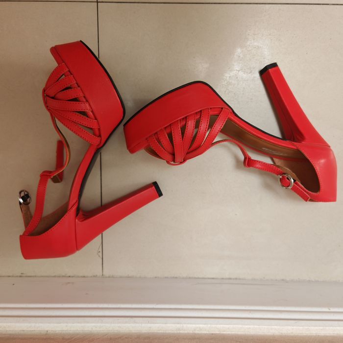 Reducere! Sandale splendide, elegante, noi, 38