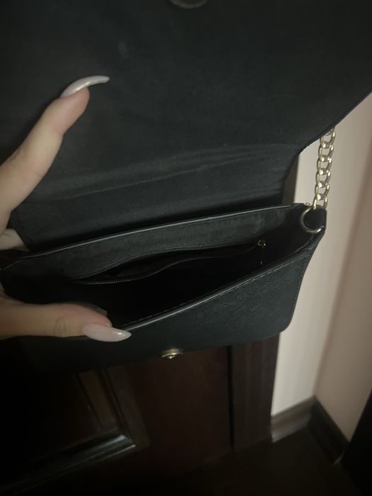 Малка черна чанта